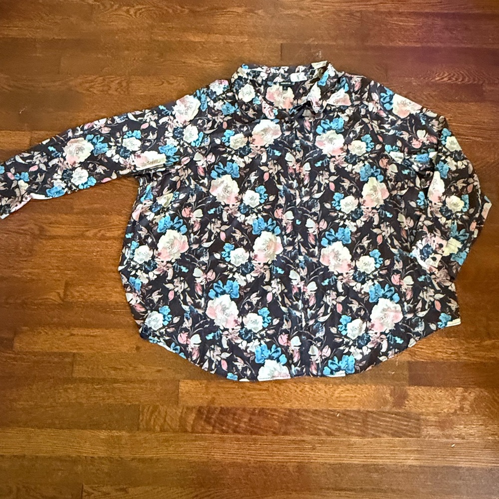 Torrid navy blue blouse with flower print. Size 5X